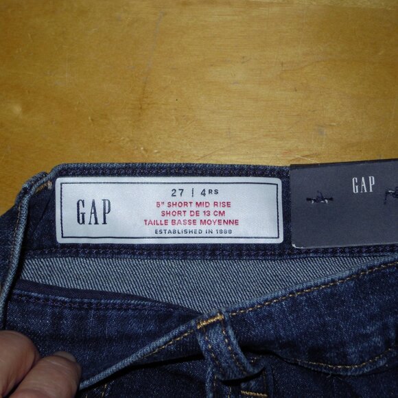 Gap Denim Jean Shorts Women's Size 4/27 Mid Rise Medium Wash Cuffed NWT - Picture 2 of 3